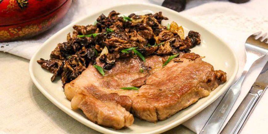 Стейки из свинины с жареными строчками