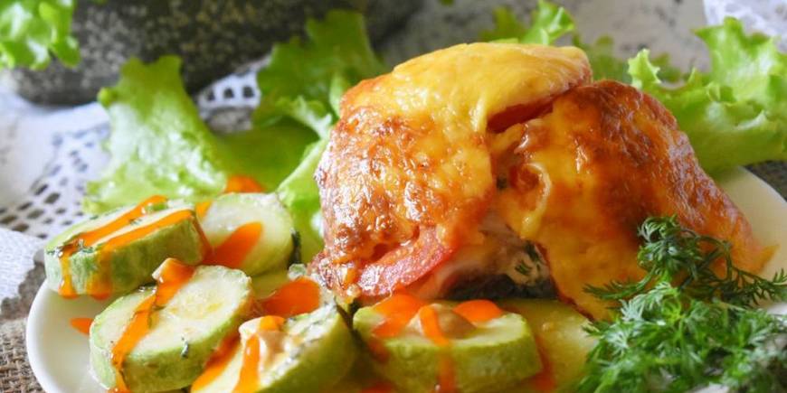 Курица с кабачками под чесночной корочкой