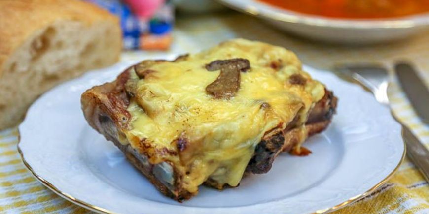 Свиная котлета с грибами и сыром