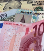 Рубль сдается евро