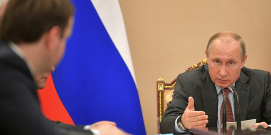 Bloomberg: Путин перераспределяет финансы