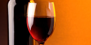 Красное вино может заменить стоматологов