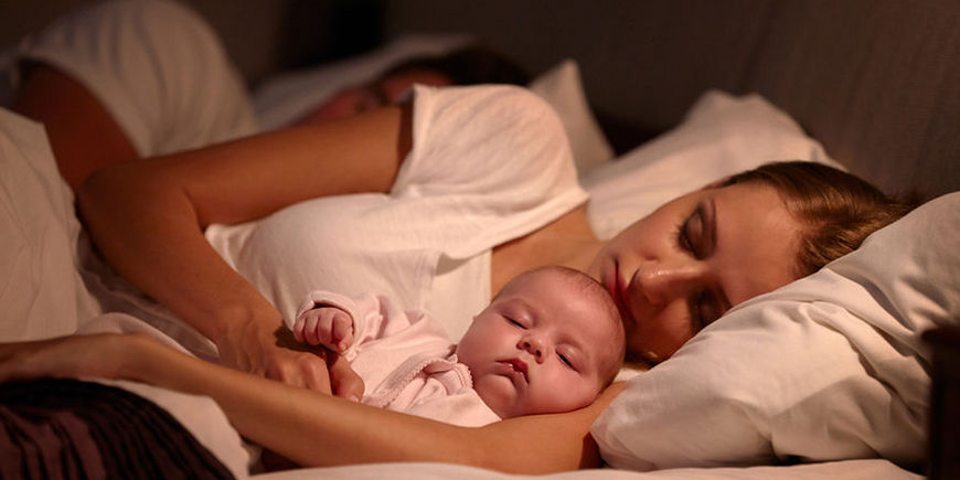 Почему младенцам нельзя спать вместе с родителями