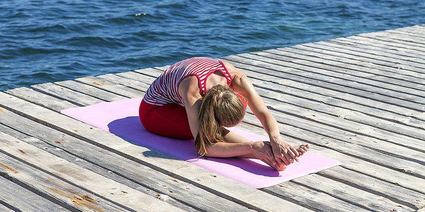 Позы йоги, которые помогут справиться с болью