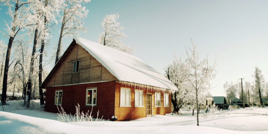 дом в деревне зимой фото