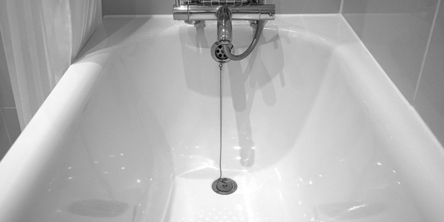 Застой воды в ванне: причины и устранение