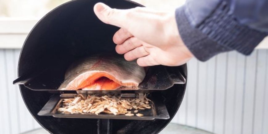 Как коптить рыбу и мясо на даче