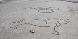 Робот-художник, рисующий на песке