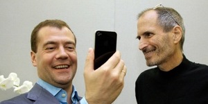 Джобс подарил Медведеву заблокированный iPhone4