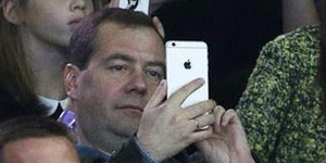 Медведев купил iPhone 6 Plus