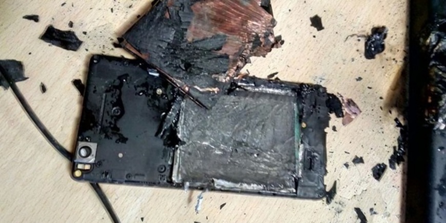Смартфон взорвался при попытке заменить батарею