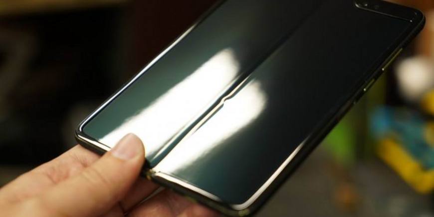 Samsung Galaxy Fold боится даже пыли