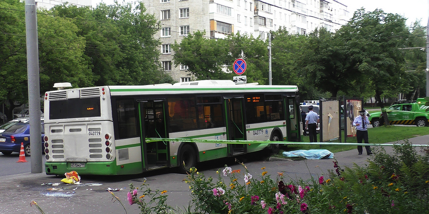 В Москве автобус раздавил остановку