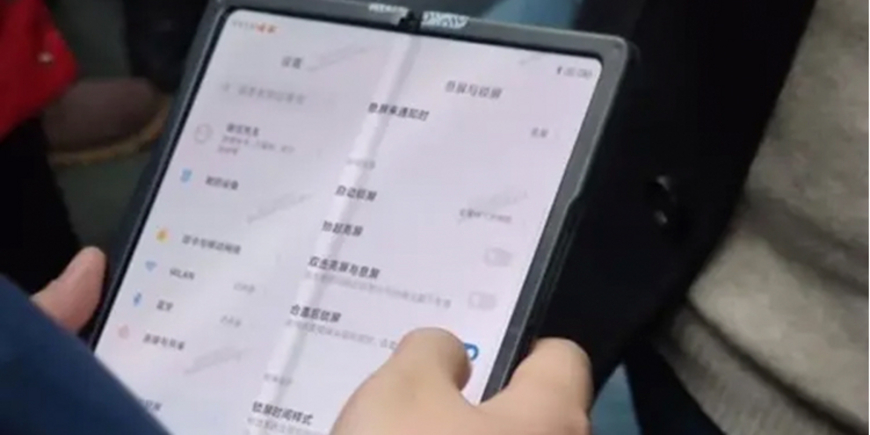 Складной смартфон Xiaomi попал на фото