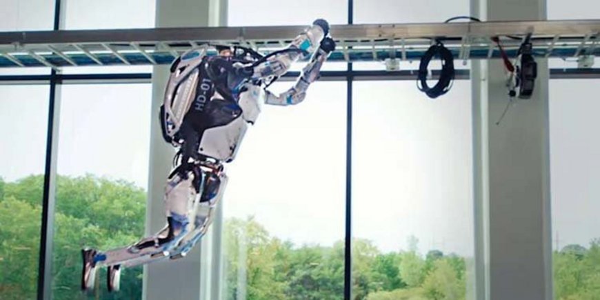 Двуногие роботы Atlas занимаются паркуром
