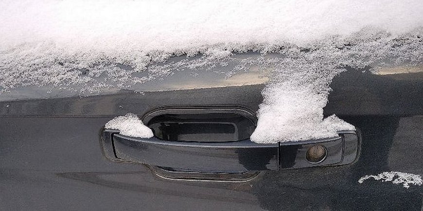 Как попасть в автомобиль, если двери замерзли