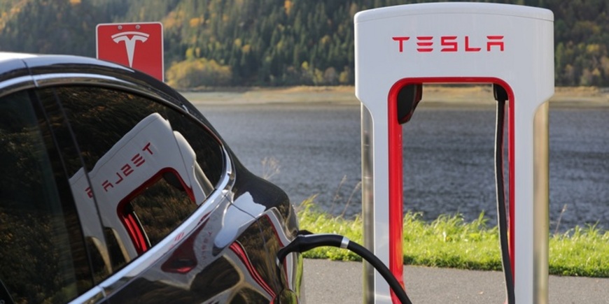 Почему слабеет Tesla