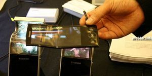 Samsung работает над гибкими дисплеями