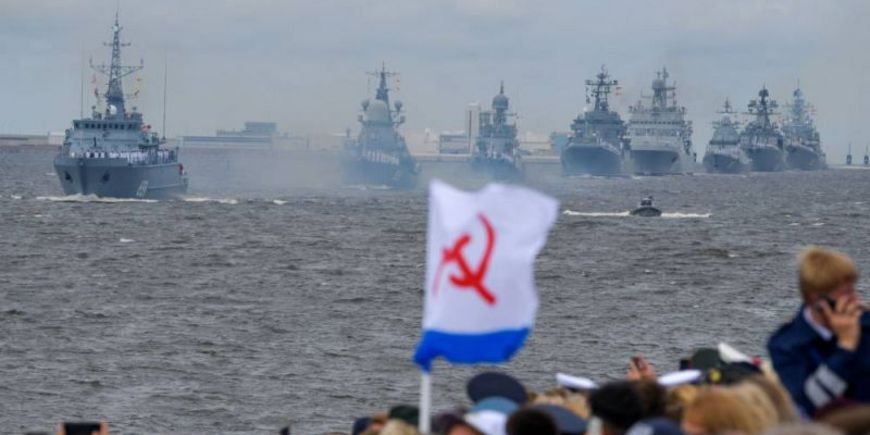 В Петербурге прошел военно-морской парад
