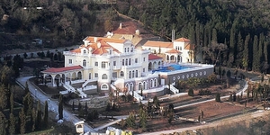 Резиденция Януковича построена в "стиле переизбытка денег"