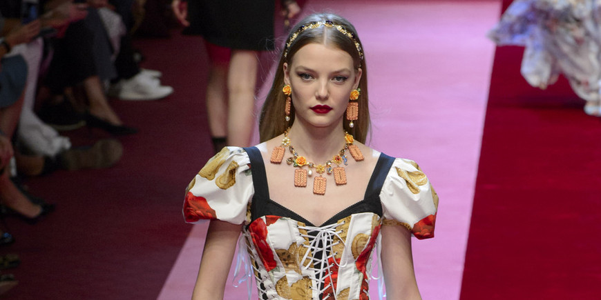 Dolce & Gabbana показали платья с апельсинами