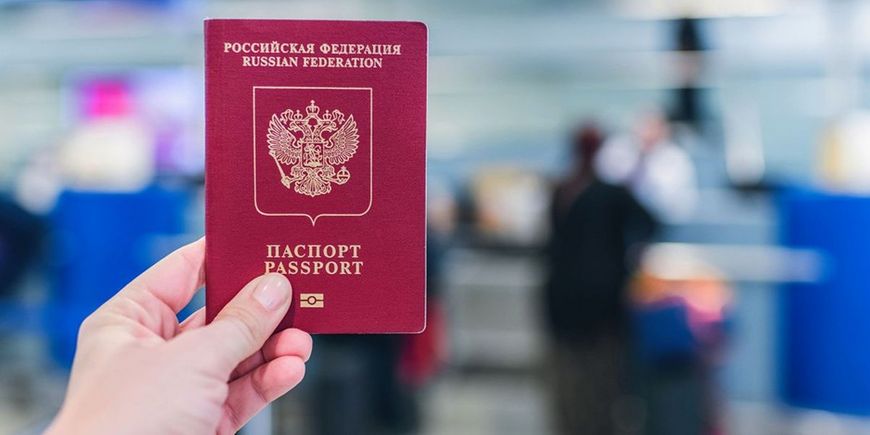 Загранпаспорта россиян перестают принимать