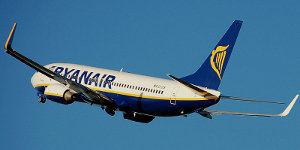 Ryanair: заменить вторых пилотов стюардессами