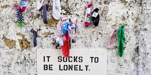 Стена одиноких носков в Бруклине