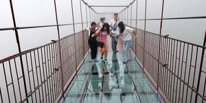 Стеклянный подвесной мост в Китае